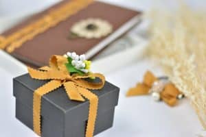 Source des images: https://pixabay.com/photos/gift-box-webbing-package-2426119/